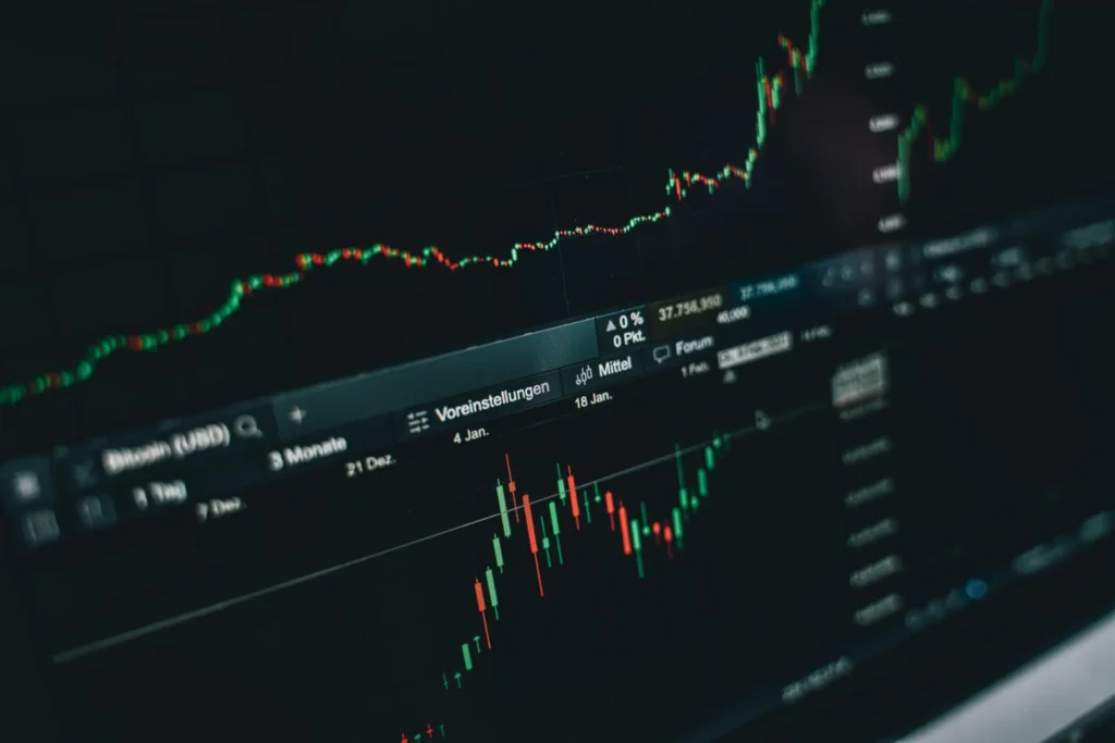 Como funciona a negociação no Forex: dicas para iniciantes e análises profissionais do mercado em um laptop.