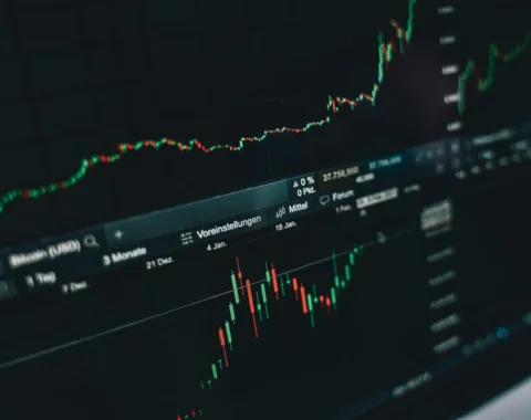 How Forex trading works: beginner tips and professional market analysis on a laptop.
